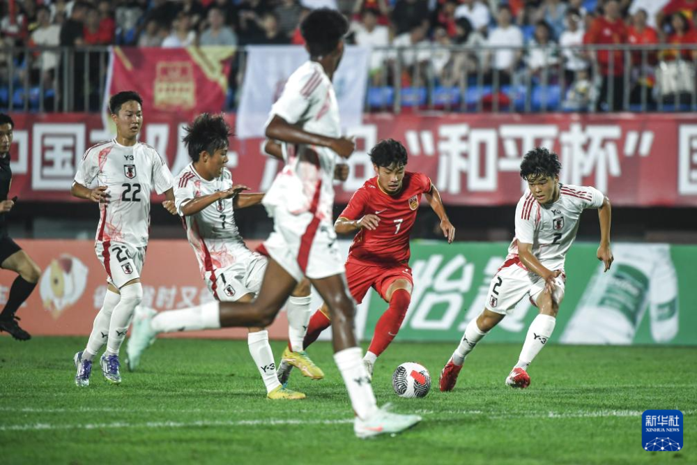 包含韩国球员齐心协力争夺国际足球战役，表现亮眼的词条