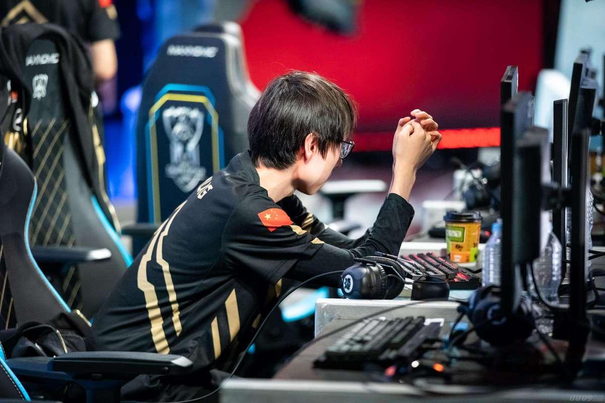 G2绝杀RNG，Caps极限生还后反打激烈交锋小组赛，让粉丝疯狂欢呼