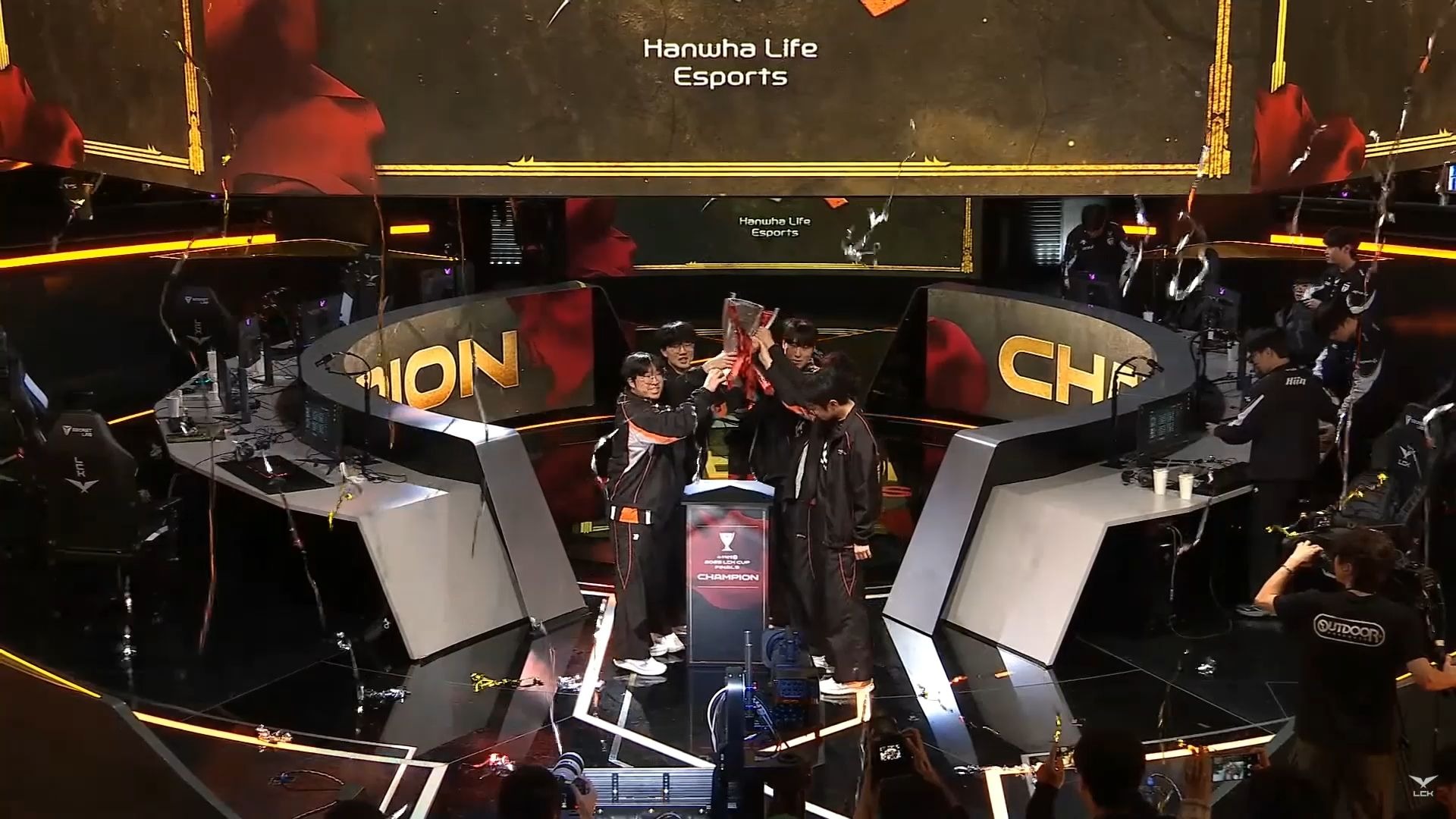 FPX血洗BRO，Peanut线上压制力十足鏖战多局八强赛，引爆全场热议