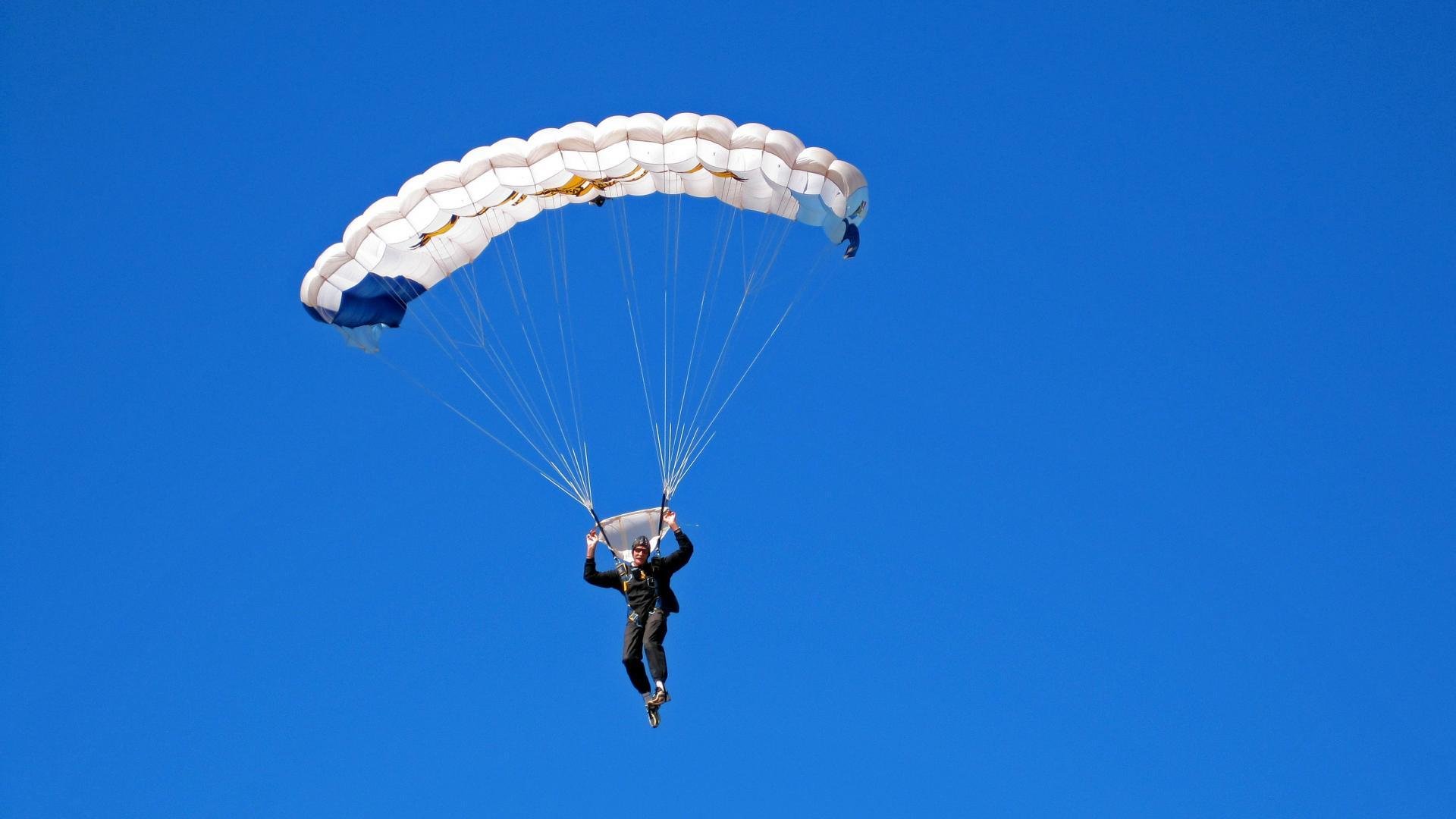 利拉德降维打击点燃深圳，鹈鹕防线惨成清晨的马路？