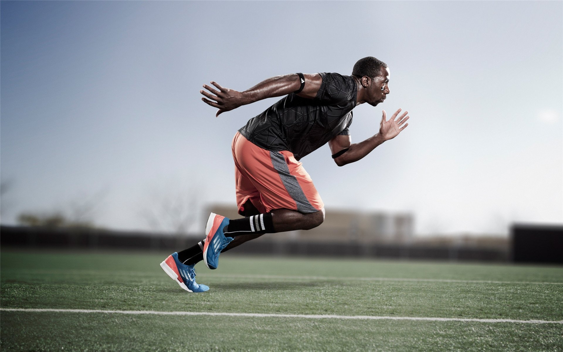 当足球巨星们欧冠缠斗时,布克用一记三分轰动了欧洲